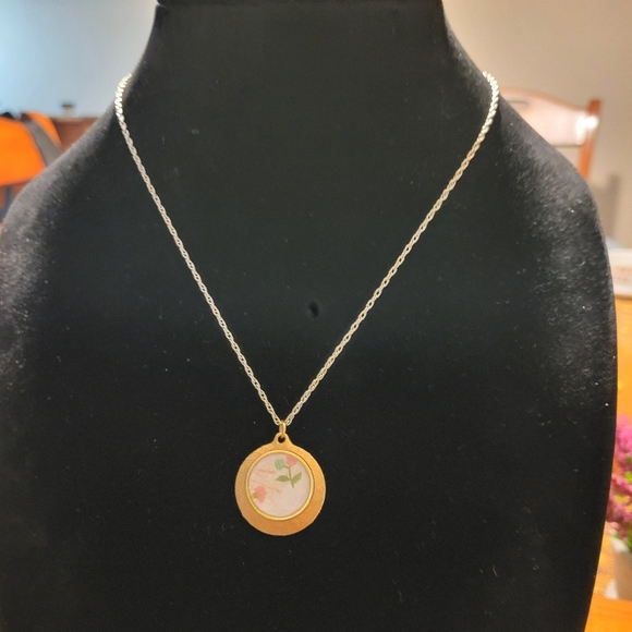 Vintage Round Gold Tone Photo Frame Pendant Charm Necklace - Picture 11 of 14